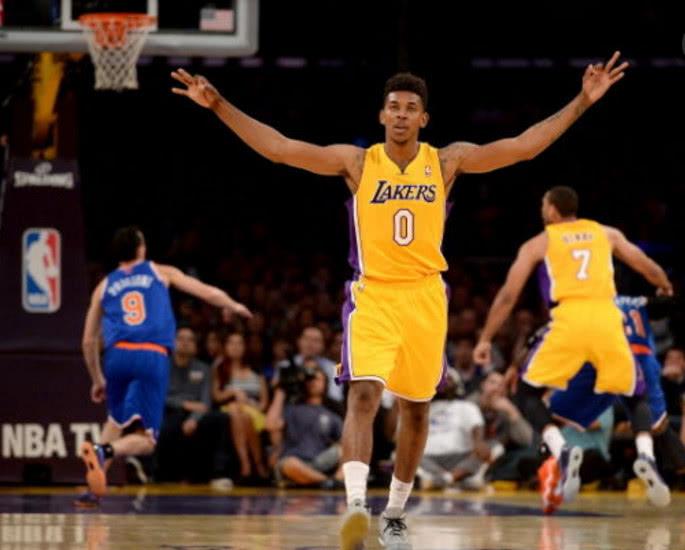 并通过轮换 并通过轮换